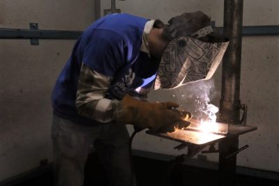 A student welding at 澳门六合彩开奖结果查询 College